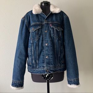 🎉HP 3x🎉 Classic Levi’s Trucker Jacket With Plush Fur Collar